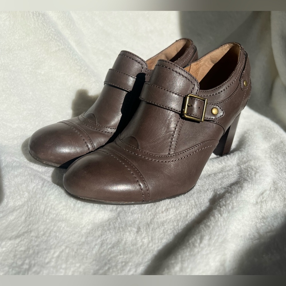Clarks Leather heeled booties 9